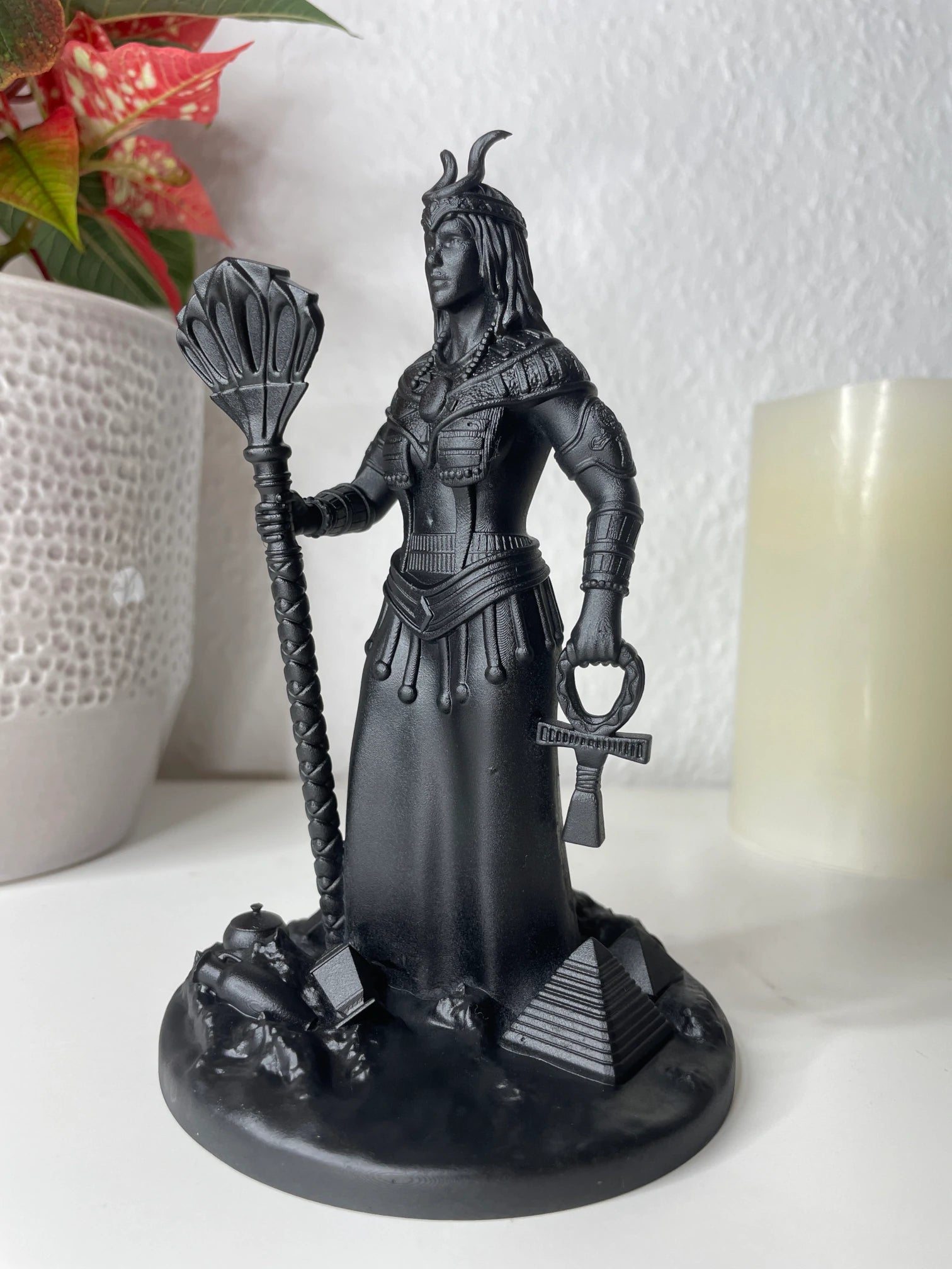 Statue der Isis – Ägyptische Göttin der Magie, der Heilung & der Mutterschaft, Figurine Handbemalt – Altar Miniatur Dekoration