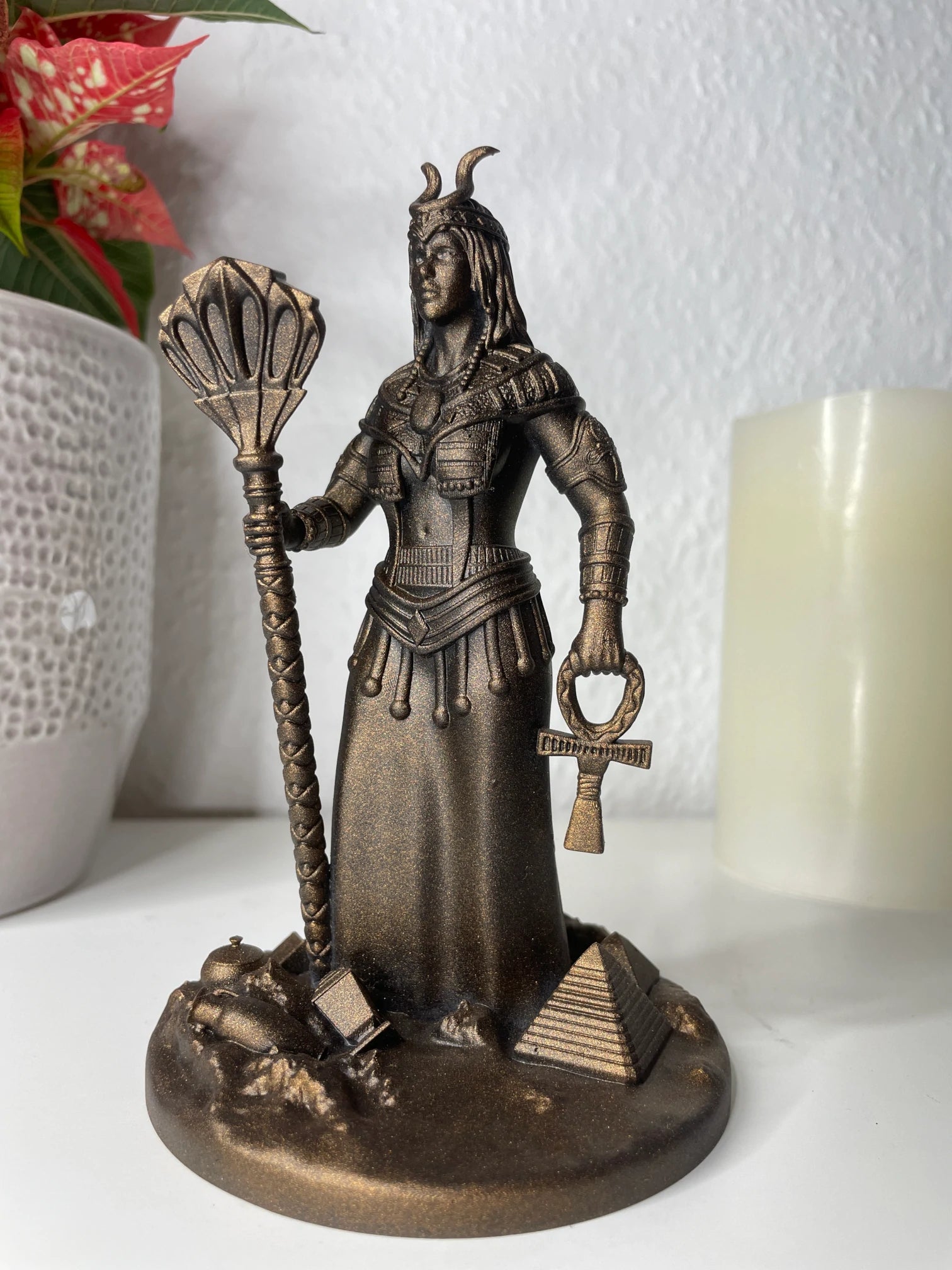 Statue der Isis – Ägyptische Göttin der Magie, der Heilung & der Mutterschaft, Figurine Handbemalt – Altar Miniatur Dekoration