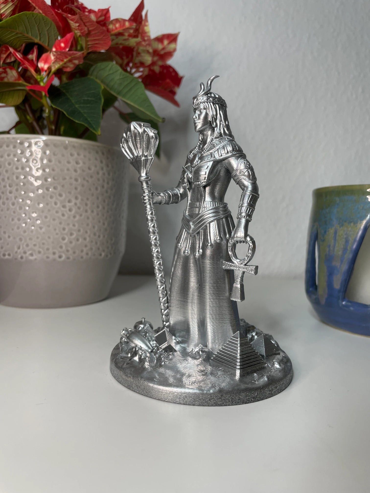 Statue der Isis – Ägyptische Göttin der Magie, der Heilung & der Mutterschaft, Figurine Handbemalt – Altar Miniatur Dekoration