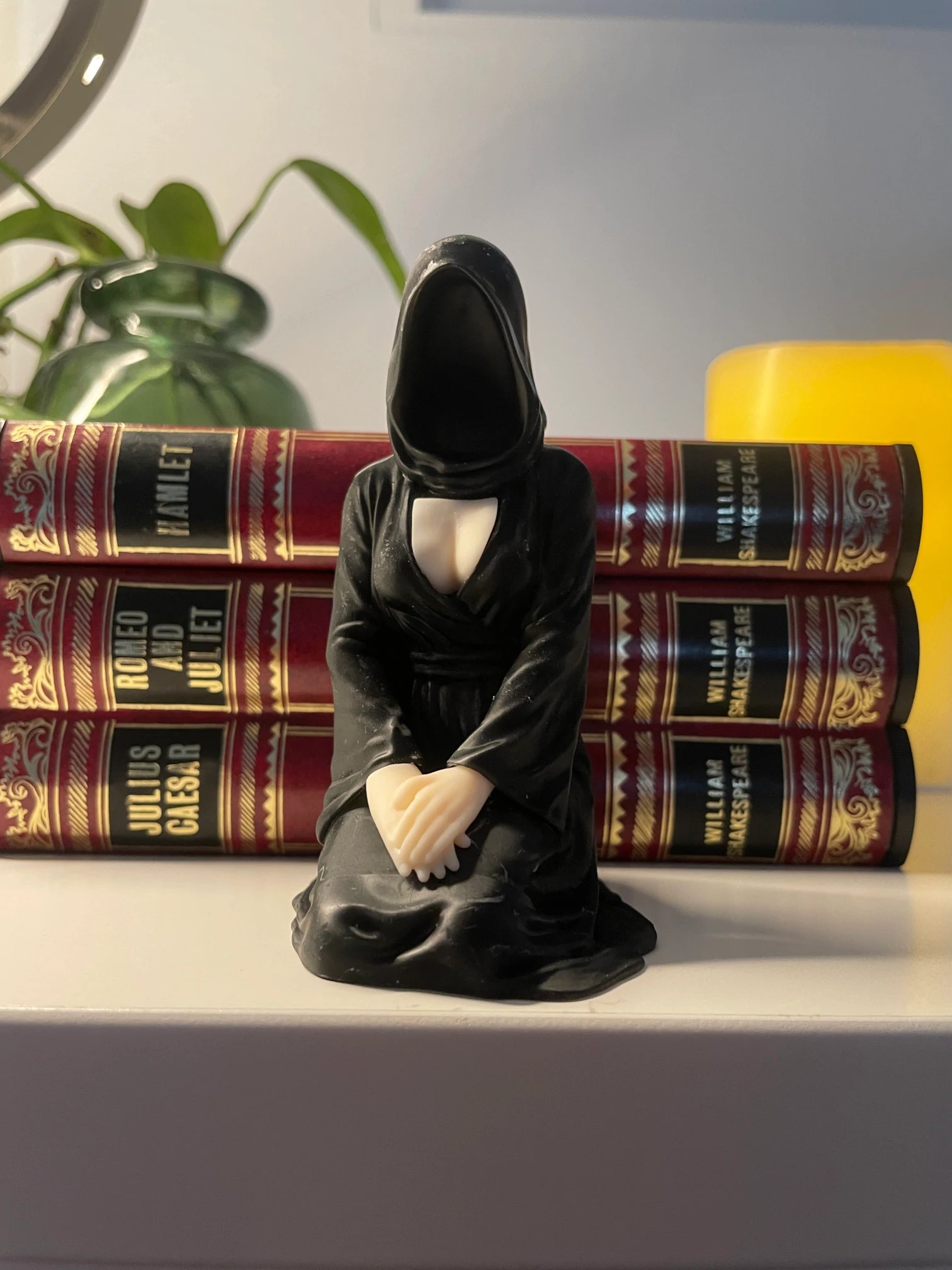 Gesichtslose Kapuze Figur - Mysteriöse Statue für Regal Dekor, Dunkle Ästhetische Skulptur, Halloween Gothic Dekoration Geschenk