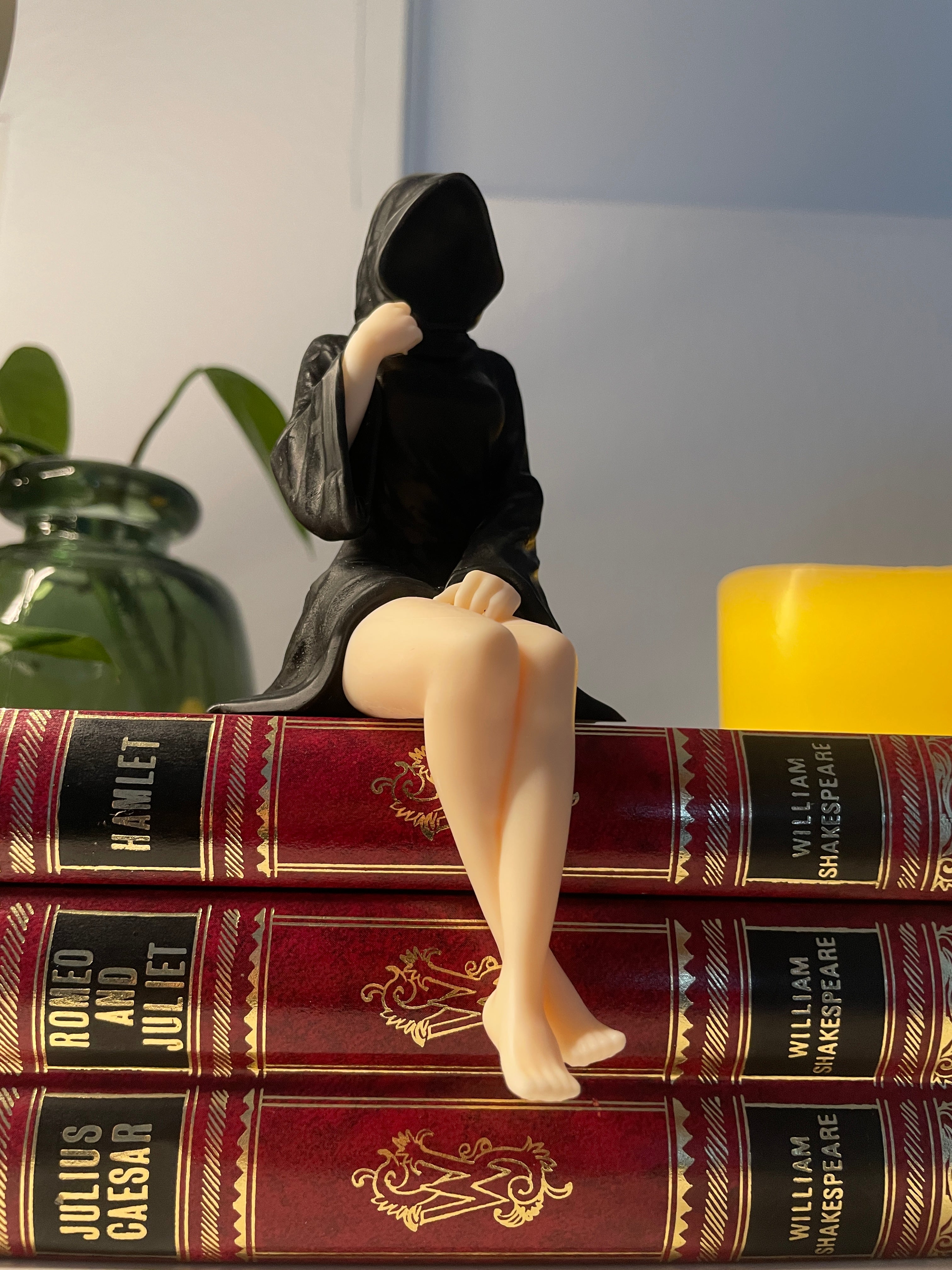 Gesichtslose Kapuze Figur - Mysteriöse Statue für Regal Dekor, Dunkle Ästhetische Skulptur, Halloween Gothic Dekoration Geschenk